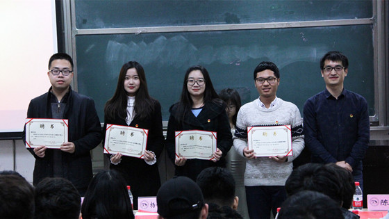 4360a51d00f4813c8b4cdfbd46feca7f.jpg 图一 杨锐杰老师为各团校班主任颁发聘书.JPG