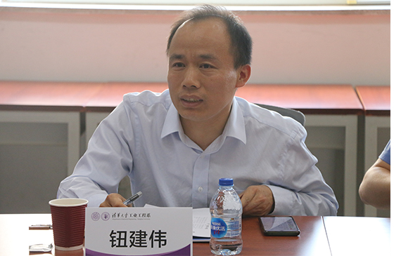 1687224896957686.jpg X-_0002_钮建伟主任介绍物流系情况.jpg